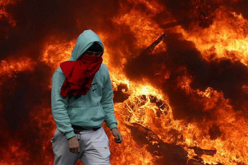 Demon&scaron;trant kr&aacute;ča pred zap&aacute;len&yacute;mi pneumatikami neďaleko Eur&oacute;pskeho parlamentu. FOTO: REUTERS