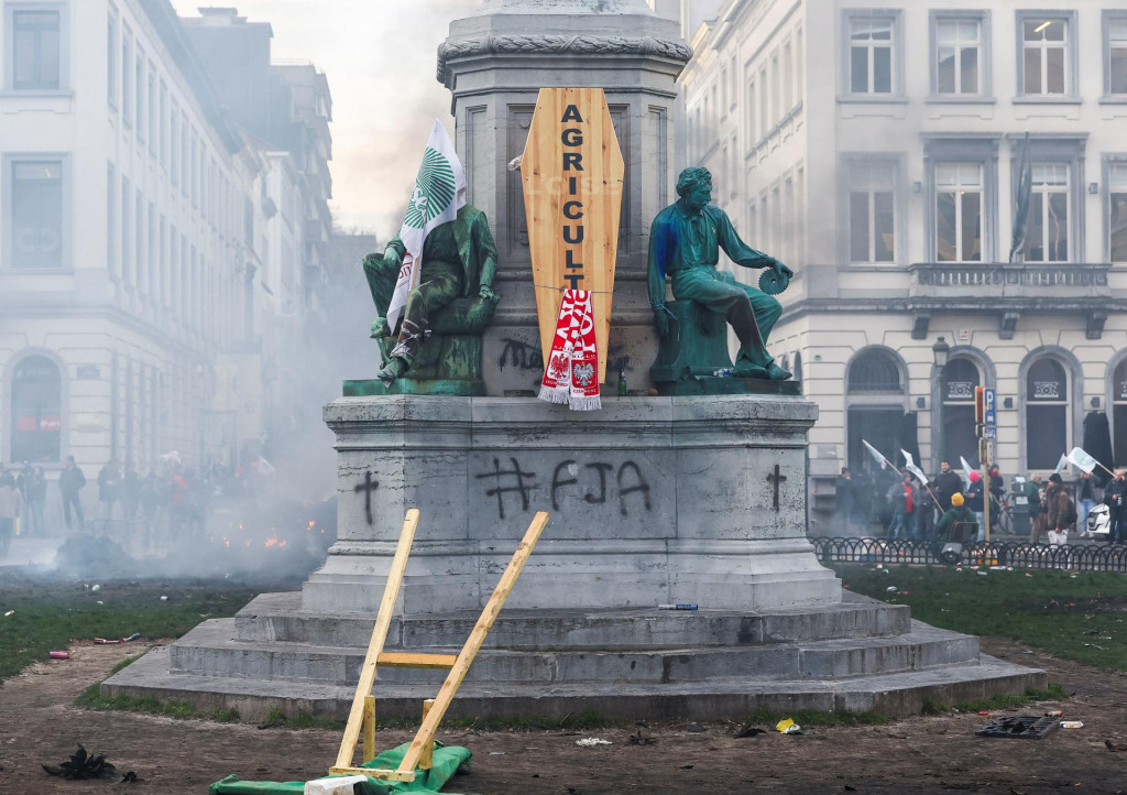Farm&aacute;ri protestuj&uacute; proti dohode o voľnom obchode medzi E&Uacute; a Mercosurom. FOTO: Reuters