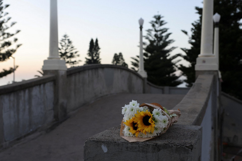 Kvety ležia na moste po znovu otvoren&iacute; miesta činu po masovej streľbe na pl&aacute;ži Bondi. FOTO: Reuters