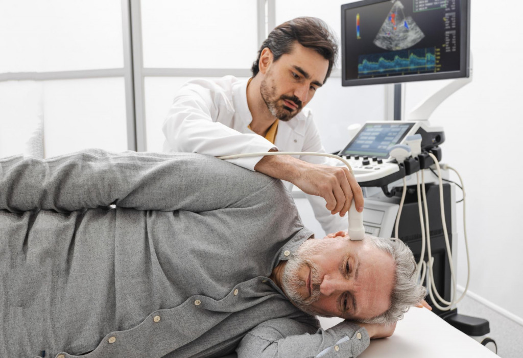 S&uacute;časťou neurologick&eacute;ho vy&scaron;etrenia je
prec&iacute;zna anamn&eacute;za a d&ocirc;vern&yacute; rozhovor s lek&aacute;rom,
klinick&eacute; vy&scaron;etrenie a v od&ocirc;vodnen&yacute;ch pr&iacute;padoch aj
zobrazovacie a laborat&oacute;rne vy&scaron;etrenia.