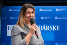 Veronika Č&aacute;bi z ministerstva pr&aacute;ce hovor&iacute; o tom, že nov&aacute; legislat&iacute;va posilňuje rovnosť žien a mužov.

FOTO: HN/Miroslava Spodniakov&aacute;