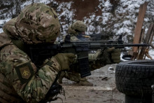 Pr&iacute;slu&scaron;n&iacute;k 13. brig&aacute;dy operačn&eacute;ho určenia &bdquo;Chartija&ldquo; N&aacute;rodnej gardy Ukrajiny strieľa zo zbrane počas streľby medzi bojov&yacute;mi misiami uprostred rusk&eacute;ho &uacute;toku na Ukrajinu v Charkovskej oblasti na Ukrajine. FOTO: REUTERS