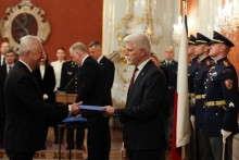 Jarom&iacute;r Zůna preber&aacute; osvedčenie o vymenovan&iacute; za česk&eacute;ho ministra obrany od prezidenta Petra Pavla. FOTO: Reuters