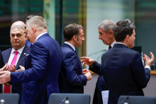 Franc&uacute;zsky prezident Emmanuel Macron, česk&yacute; premi&eacute;r Andrej Babi&scaron;, maďarsk&yacute; premi&eacute;r Viktor Orb&aacute;n a ďal&scaron;&iacute; predstavitelia sa z&uacute;častňuj&uacute; summitu l&iacute;drov Eur&oacute;pskej &uacute;nie v Bruseli. FOTO: REUTERS