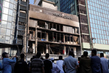 Zničen&aacute; kancel&aacute;ria denn&iacute;ka Prothom v Dh&aacute;ke. FOTO: Reuters