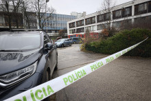 Policajti a hasiči zasahuj&uacute; na Vin&aacute;rskej ulici v Lužiankach. FOTO: Pol&iacute;cia SR - Nitriansky kraj