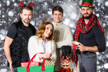 Herci zo seri&aacute;lu Nemocnica si pred sviatkami užili aj vianočn&eacute; fotenie.