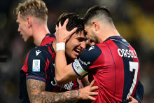 Riccardo Orsolini z Bologne oslavuje strelenie svojho prv&eacute;ho g&oacute;lu so Santiagom Castrom. FOTO: REUTERS