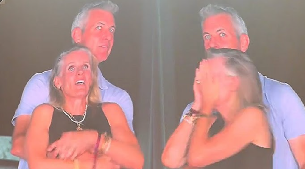 Riaditeľ a HR &scaron;&eacute;fka prichyten&iacute; pri čine na Coldplay koncerte.