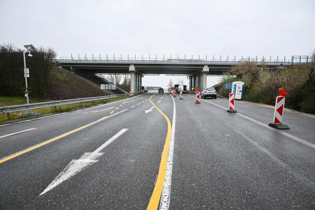 Na sn&iacute;mke most na diaľnici D1 po komplexnej oprave pri obci Horn&aacute; Streda v okrese Nov&eacute; Mesto nad V&aacute;hom. FOTO: TASR/Martin Medňansk&yacute;