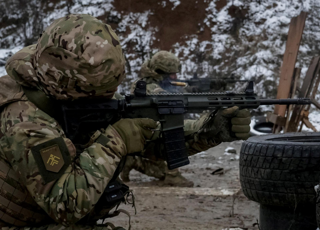 Pr&iacute;slu&scaron;n&iacute;k 13. brig&aacute;dy operačn&eacute;ho určenia &bdquo;Chartija&ldquo; N&aacute;rodnej gardy Ukrajiny strieľa zo zbrane počas streľby medzi bojov&yacute;mi misiami uprostred rusk&eacute;ho &uacute;toku na Ukrajinu v Charkovskej oblasti na Ukrajine. FOTO: REUTERS