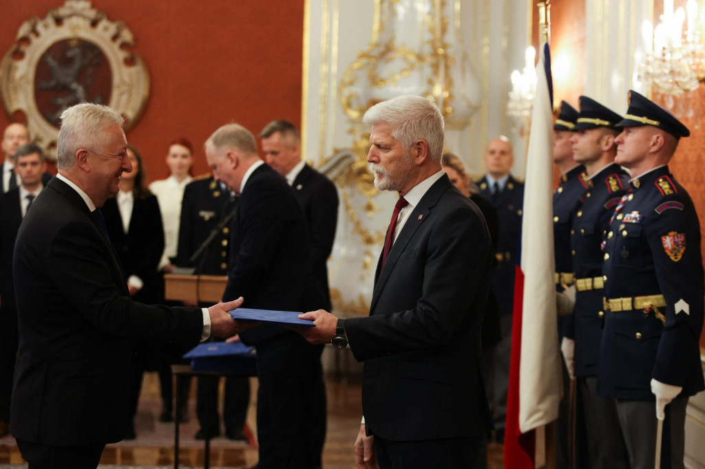 Jarom&iacute;r Zůna preber&aacute; osvedčenie o vymenovan&iacute; za česk&eacute;ho ministra obrany od prezidenta Petra Pavla. FOTO: Reuters