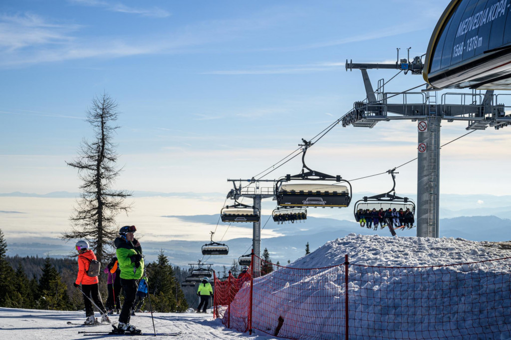 Na &Scaron;trbskom Plese sa t&uacute;to sez&oacute;nu spustila do prev&aacute;dzky aj nov&aacute; - 8-miestna lanovka.

FOTO: TASR/ V. Mihalikov&aacute;