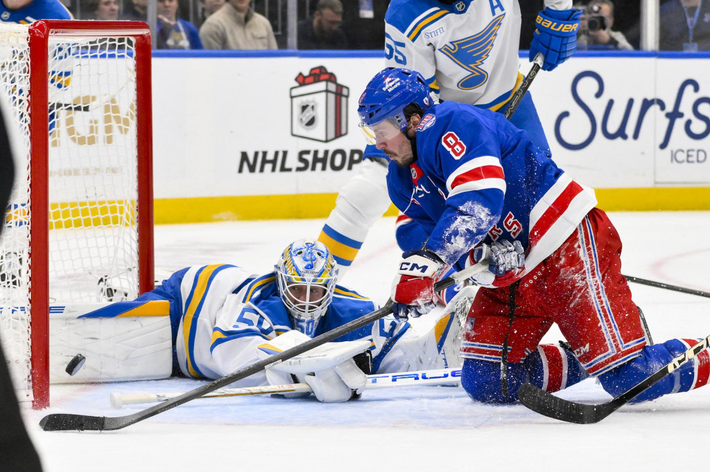 Brank&aacute;r St. Louis Blues Jordan Binnington (50) br&aacute;ni sieť proti ľav&eacute;mu kr&iacute;deln&iacute;kovi New York Rangers J.T. Millerovi (8) počas tretej tretiny. FOTO: Jeff Curry/Imagn Images