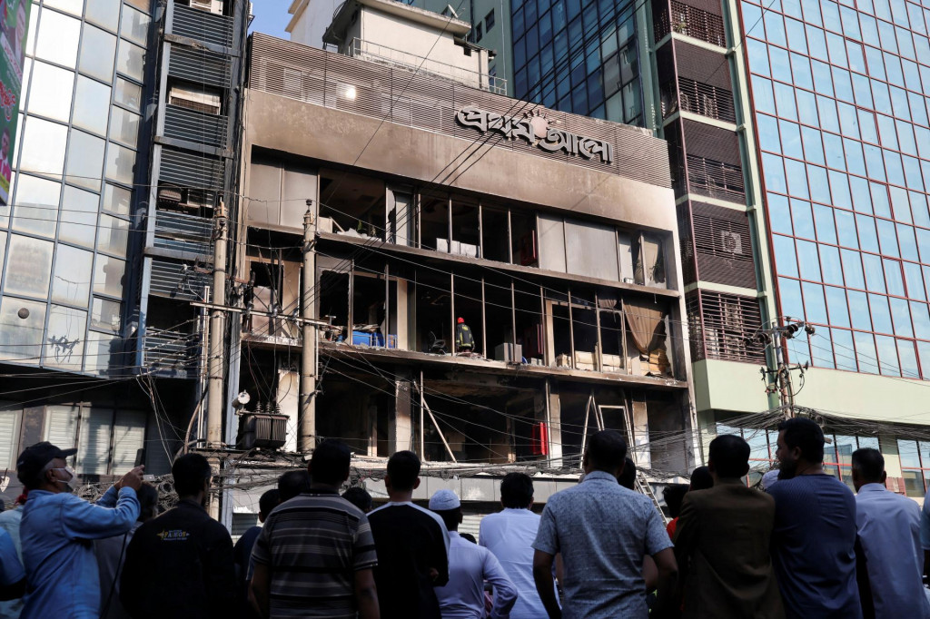 Zničen&aacute; kancel&aacute;ria denn&iacute;ka Prothom v Dh&aacute;ke. FOTO: Reuters