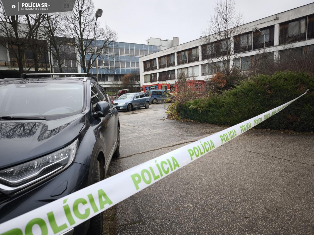 Policajti a hasiči zasahuj&uacute; na Vin&aacute;rskej ulici v Lužiankach. FOTO: Pol&iacute;cia SR - Nitriansky kraj