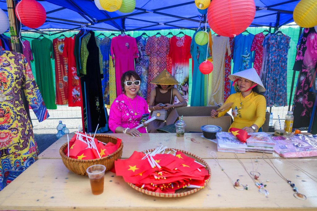 st&aacute;nok s oblečen&iacute;m počas Dňa Vietnamu 2024 v Bratislave. FOTO: TASR/J. Nov&aacute;k