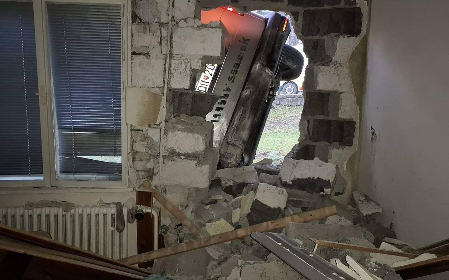 Vodič prerazil múr rodinného domu v Gbeľanoch, namerali mu viac ako dve promile
