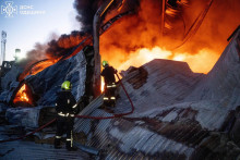 Požiar po ruskom &uacute;toku 16. decembra 2025. FOTO: REUTERS/Press service of the State Emergency Service of Ukraine in Odesa