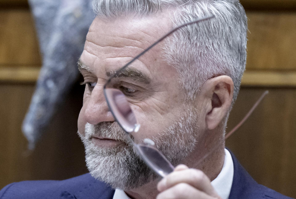 Na sn&iacute;mke podpredseda parlamentu Tibor Ga&scaron;par (Smer-SD). FOTO: TASR/Martin Baumann