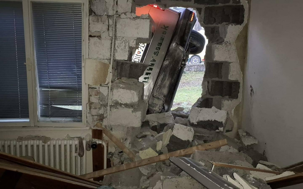 Nehoda v Gbeľanoch. FOTO: Facebook/Hasičsk&yacute; a z&aacute;chrann&yacute; zbor