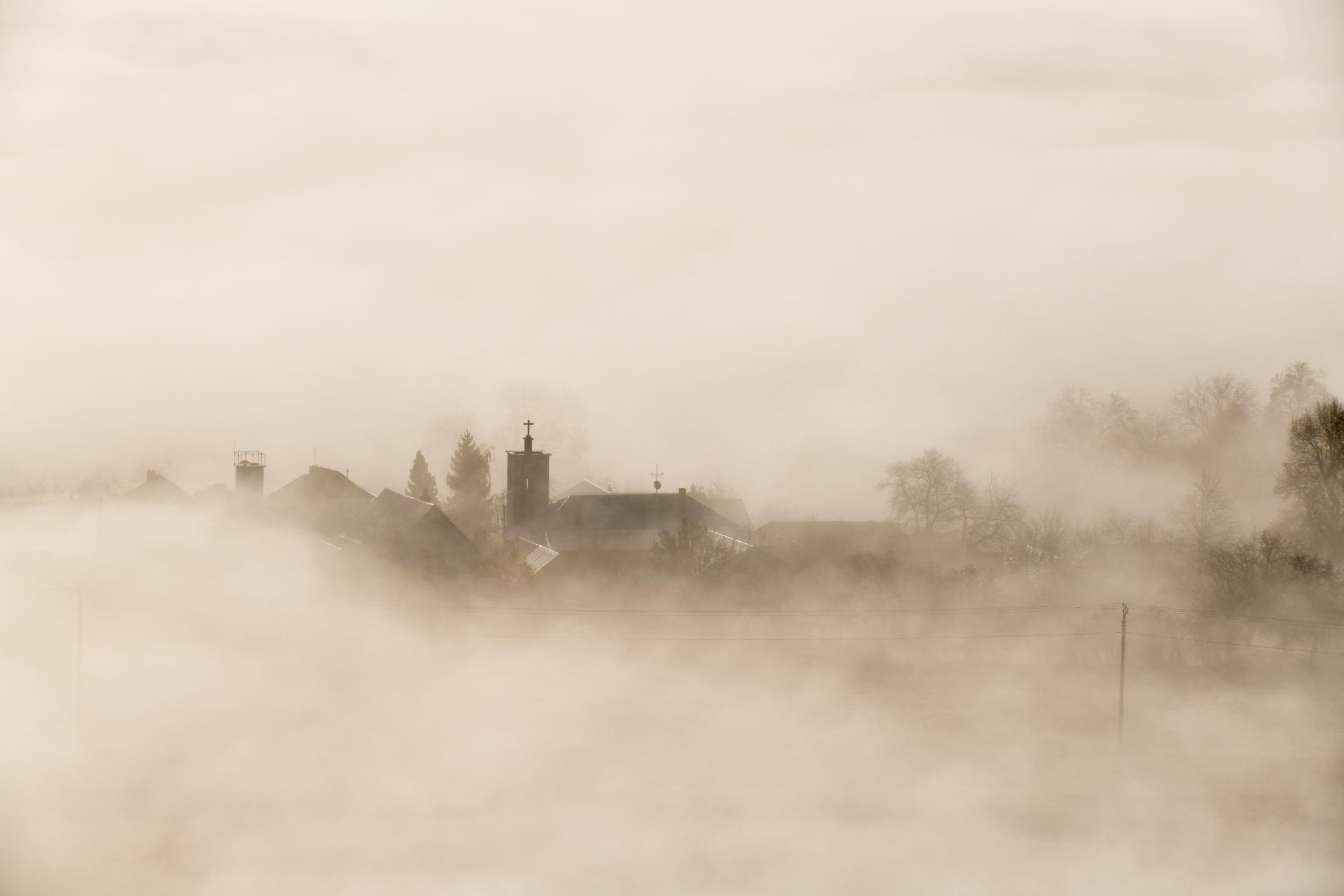Aké bude počasie cez sviatky? Po týždňoch hmly by sa mohlo vyjasniť, hovoria meteorológovia