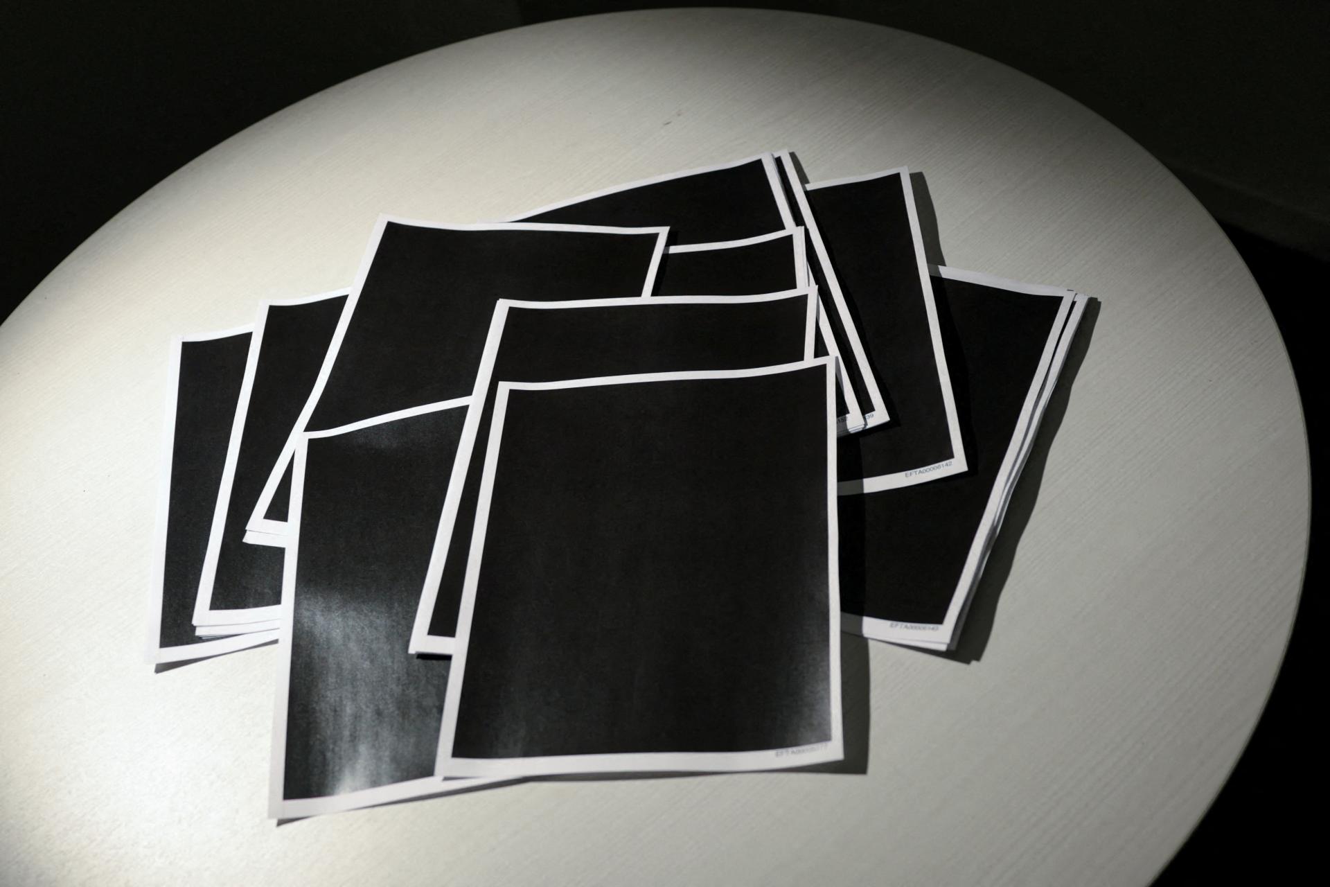 Odstránenie fotografií zo spisov o Epsteinovi súvisí s ochranou obetí, tvrdí ministerstvo