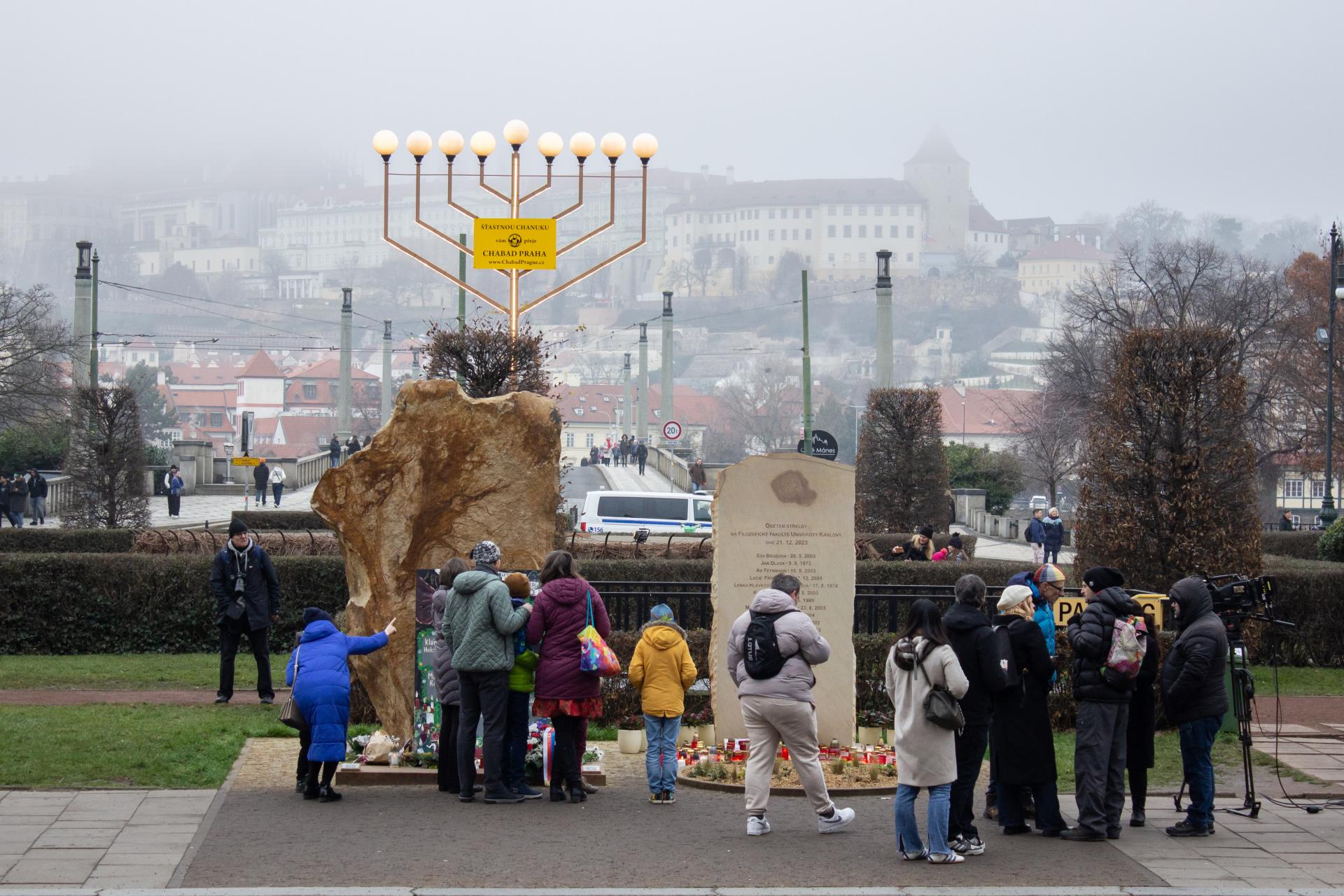 Ľudia si v Prahe koncertom a tichou pietou pripomenuli obete streľby