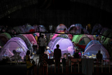 Vys&iacute;dlen&eacute; osoby sa zhromažďuj&uacute; v dočasnom pr&iacute;stre&scaron;ku uprostred stretov medzi Thajskom a Kambodžou. FOTO: Reuters