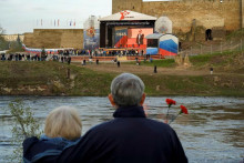 Rusi na hraniciach s Est&oacute;nskom ved&uacute;cich cez rieku Narva často organizuj&uacute; propagandistick&eacute; akcie. FOTO: Reuters