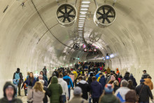 Ľudia prech&aacute;dzaj&uacute; tunelom Vi&scaron;ňov&eacute; počas podujatia Deň otvoren&eacute;ho tunela Vi&scaron;ňov&eacute;. FOTO: TASR/Daniel Stehl&iacute;k