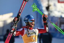 Rak&uacute;sky lyžiar Marco Schwar. FOTO: Reuters