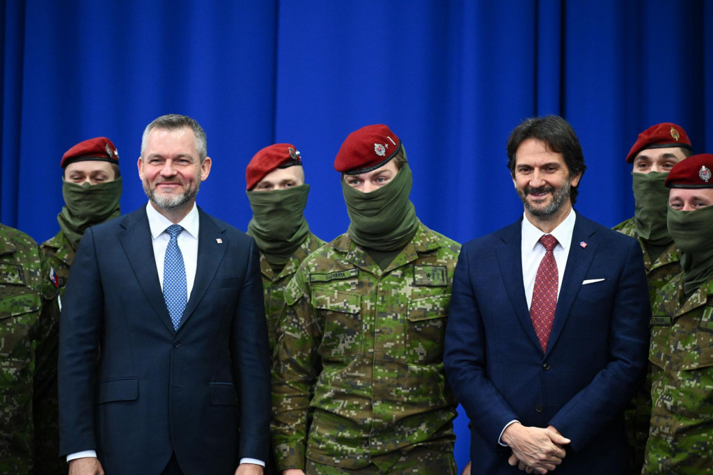 Prezident Peter Pellegrini a tret&iacute; sprava podpredseda vl&aacute;dy a minister obrany Robert Kaliň&aacute;ka slovensk&iacute; vojaci v jednotke KFOR počas ofici&aacute;lnej n&aacute;v&scaron;tevy v Kosove. FOTO: TASR/Martin Medňansk&yacute;