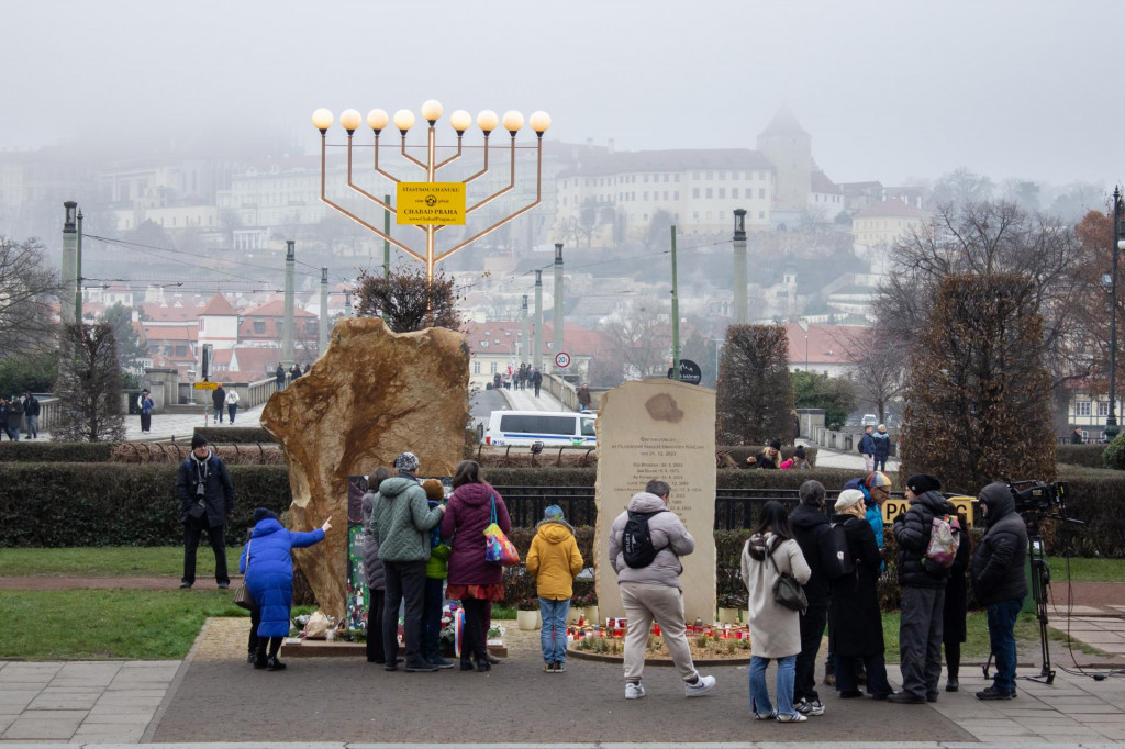 Ľudia sa zastavuj&uacute; pri pam&auml;tn&iacute;ku obetiam streľby na Filozofickej fakulte Univerzity Karlovej v Prahe. FOTO: TASR/Barbora Vizv&aacute;ryov&aacute;