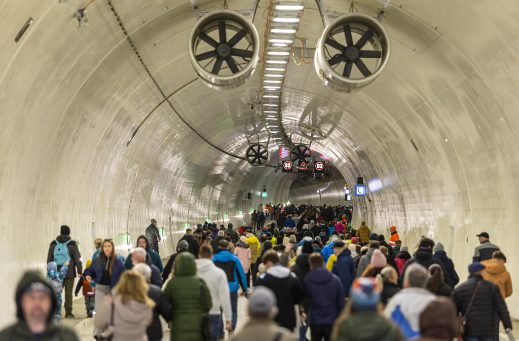 Ľudia prech&aacute;dzaj&uacute; tunelom Vi&scaron;ňov&eacute; počas podujatia Deň otvoren&eacute;ho tunela Vi&scaron;ňov&eacute;. FOTO: TASR/Daniel Stehl&iacute;k