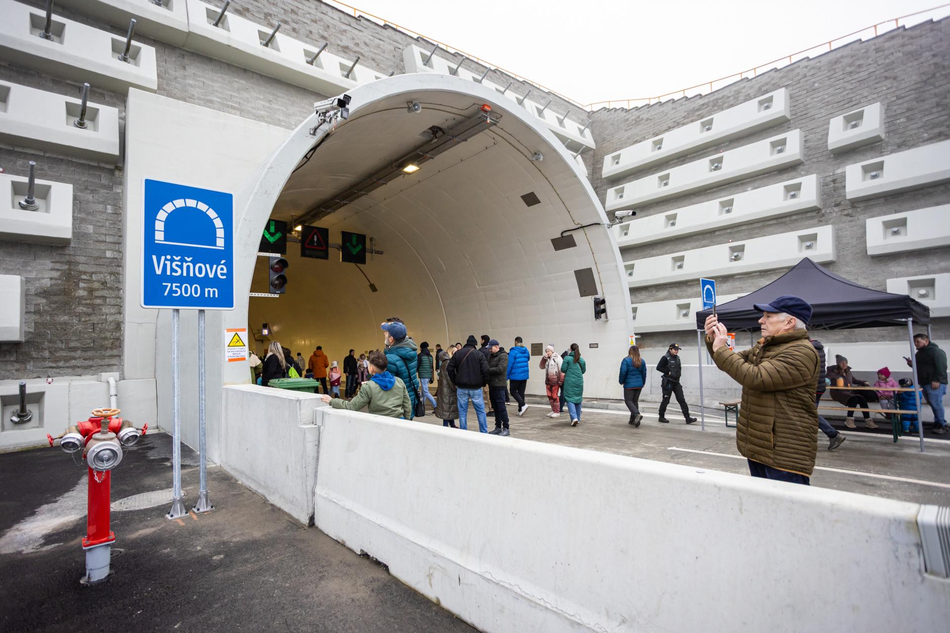 Štát po takmer 30 rokoch spúšťa kľúčový tunel. Vodiči vďaka Višňovému dostanú viac než štvrťhodinu k dobru
