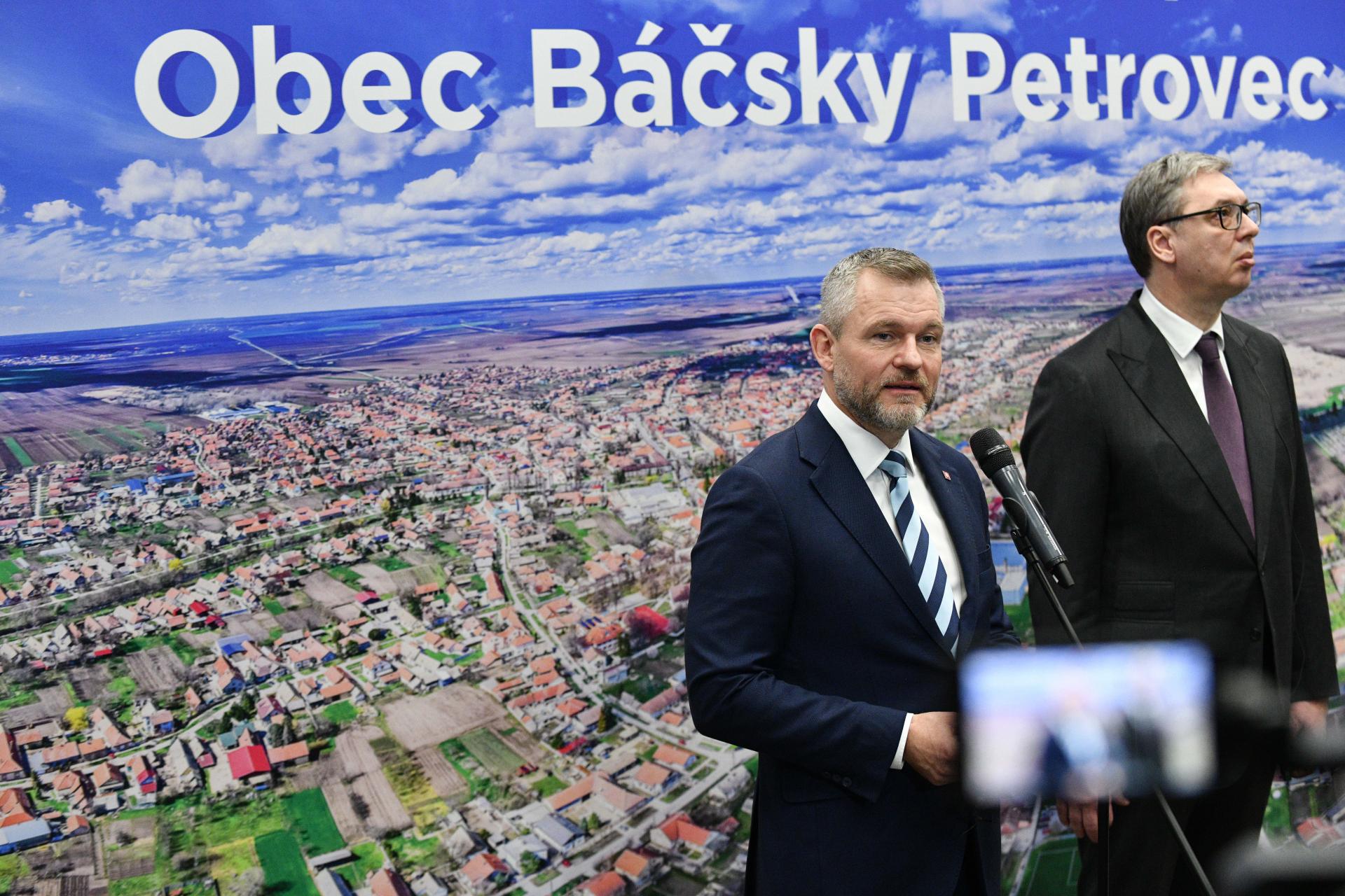 Pellegrini navštívil slovenských krajanov v srbskom Báčskom Petrovci. Na mieste ho vítal Vučič