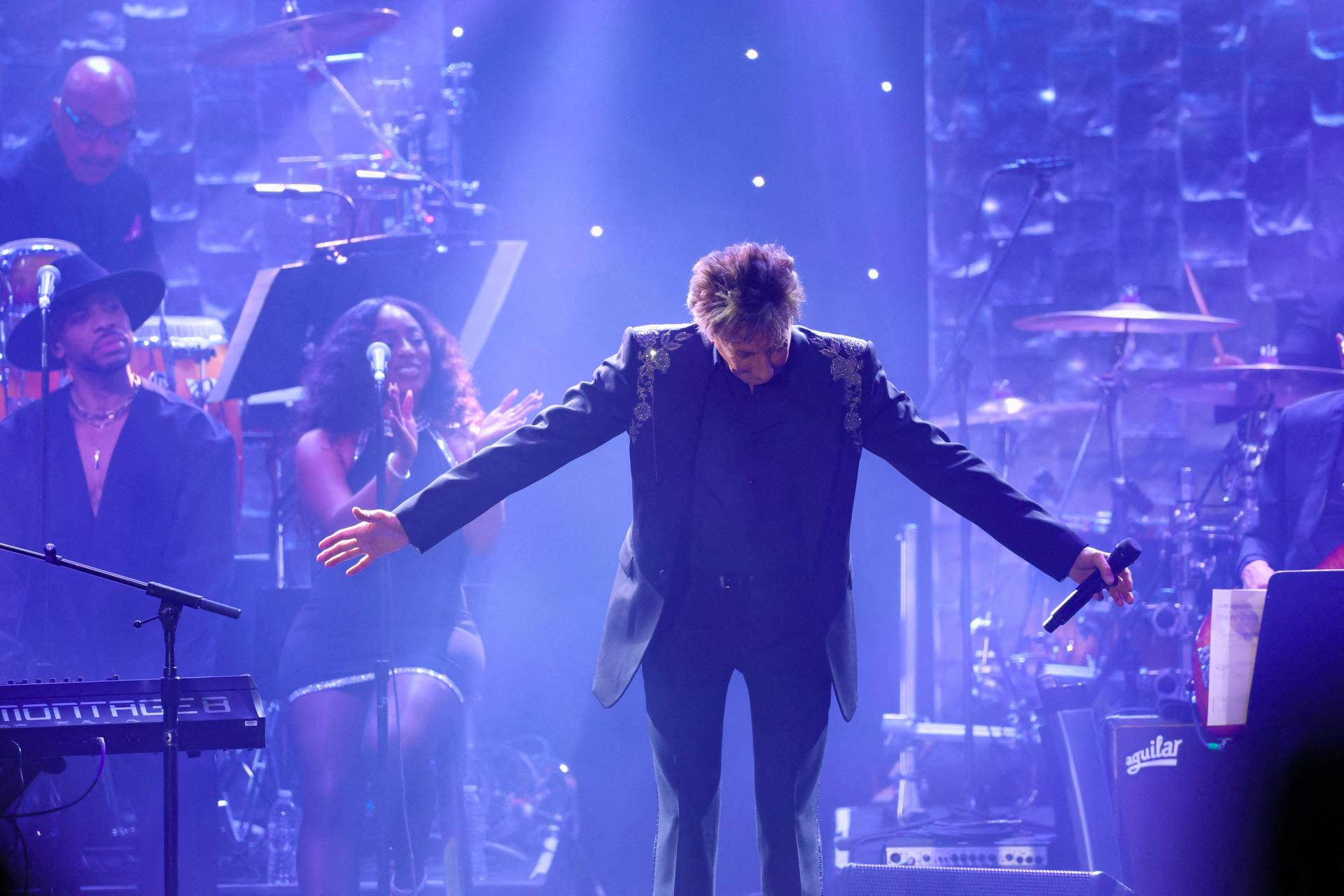 Spevák Barry Manilow oznámil, že na pľúcach má ložisko rakoviny