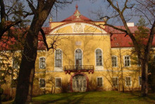 Na sn&iacute;mke je barokov&yacute; ka&scaron;tieľ v Želovciach.

FOTO: zelovce.sk