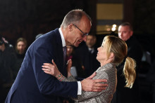 Nemeck&yacute; kancel&aacute;r Friedrich Merz v&iacute;ta taliansku premi&eacute;rku Giorgiu Meloniov&uacute; v Berl&iacute;ne, kde sa 15. decembra konala sch&ocirc;dzka eur&oacute;pskych l&iacute;drov. FOTO: Reuters