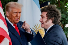Americk&yacute; prezident Donald Trump a argent&iacute;nsky prezident Javier Milei na stretnut&iacute; v Bielom dome vo Washingtone. FOTO: REUTERS
