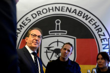 Nemeck&yacute; minister vn&uacute;tra Alexander Dobrindt sa 17. decembra 2025 z&uacute;častnil sl&aacute;vnostn&eacute;ho otvorenia nov&eacute;ho Spoločn&eacute;ho centra obrany proti dronom. FOTO: REUTERS