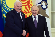 Na sn&iacute;mke sprava rusk&yacute; prezident Vladimir Putin a bielorusk&yacute; prezident Alexandr Luka&scaron;enko. FOTO: TASR/AP