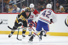 Slovensk&yacute; &uacute;točn&iacute;k v drese Canadiens Juraj Slafkovsk&yacute; zaznamenal dve asistencie. FOTO: Charles LeClaire