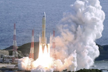 Japonsk&aacute; raketa H3 č. 8 nes&uacute;ca satelit Michibiki č. 5 &scaron;tartuje z vesm&iacute;rneho strediska Tanega&scaron;ima na juhoz&aacute;padnom ostrove Tanega&scaron;ima v prefekt&uacute;re Kago&scaron;ima v juhoz&aacute;padnom Japonsku. FOTO: REUTERS