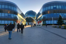 Modr&aacute; guľa b&yacute;val&eacute;ho kaza&scaron;sk&eacute;ho pavil&oacute;nu EXPO 2017 patr&iacute; medzi ikonick&eacute; stavby hlavn&eacute;ho mesta. Od bud&uacute;ceho roka tam bude s&iacute;dliť Astana Hub. FOTO: HN/Pavel Novotn&yacute;