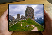 Vizualiz&aacute;cia vn&uacute;torn&eacute;ho displeja podľa dohadov o smartf&oacute;noch iPhone Fold a Samsung Galaxy Wide Fold.