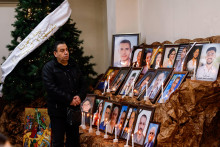 Kresťania v Damasku si na z&aacute;bere z 19. j&uacute;na pripom&iacute;naj&uacute; Vianoce so spomienkou na obete j&uacute;nov&eacute;ho samovražedn&eacute;ho &uacute;toku na svoj chr&aacute;m. FOTO: Reuters