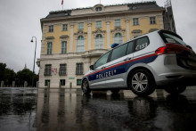 Ako informovalo riaditeľstvo &scaron;t&aacute;tnej pol&iacute;cie v spolkovej krajine Burgenland, približne o 11.56 h vo&scaron;iel do budovy banky zatiaľ neidentifikovan&yacute; muž a požadoval peniaze. Druh&aacute; osoba na neho čakala v aute a obaja n&aacute;sledne utiekli. FOTO: REUTERS