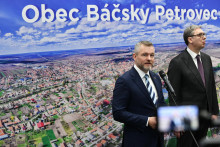 Na sn&iacute;mke zľava prezident SR Peter Pellegrini a prezident Srbskej republiky Aleksandar Vučić počas tlačov&eacute;ho br&iacute;fingu v B&aacute;čskom Petrovci v Srbsku v pondelok 22. decembra 2025. FOTO: TASR/Martin Medňansk&yacute;